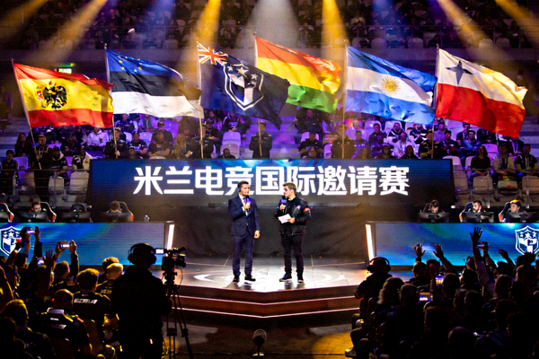 米兰电竞举办的国际邀请赛开幕式，各国战队旗帜飘扬，两位解说在舞台中央宣布比赛开幕
